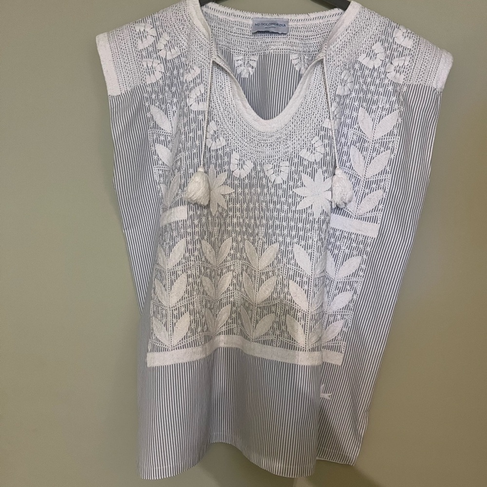 🩷Mi Golondrina Size Medium Embroidered Top with Beautiful Crafanship